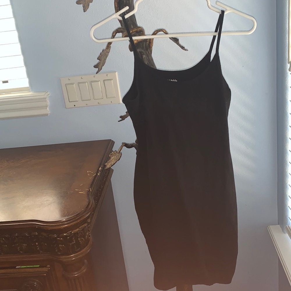 Black sleeveless dress